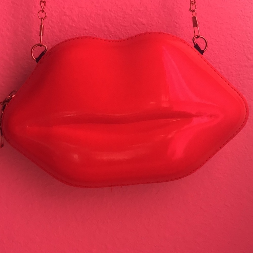 💄💋Shiny Red Lips Purse❣️NWOT